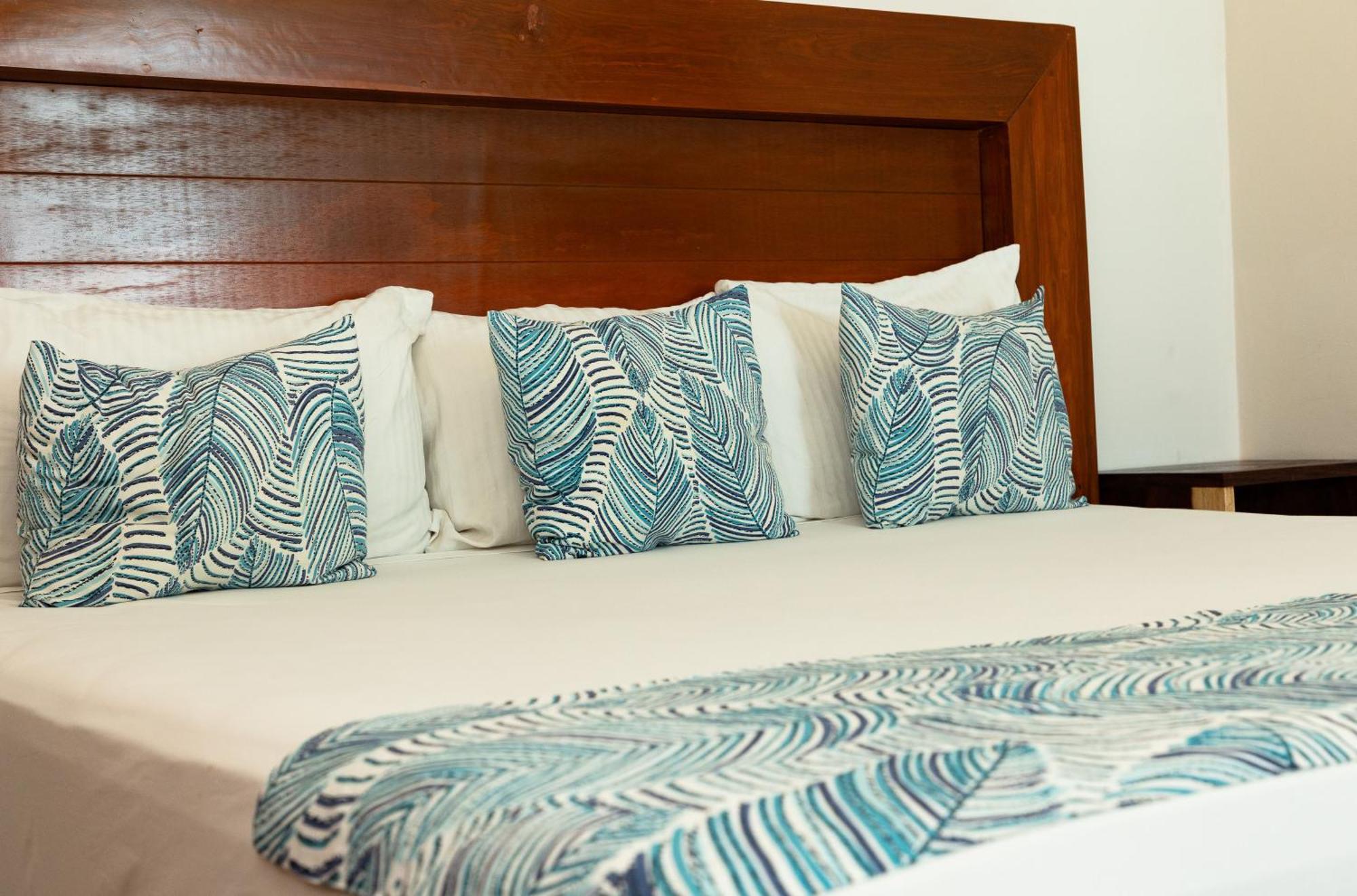 Aquastar Hotel & Apartments Махахуал Екстериор снимка